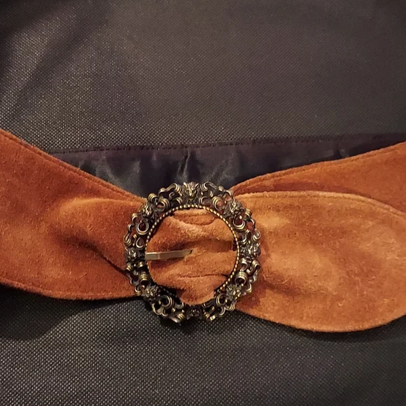 Liz Claiborne Brown Leather Belt Round Filigree Buckle Medium - Picture 1 of 5